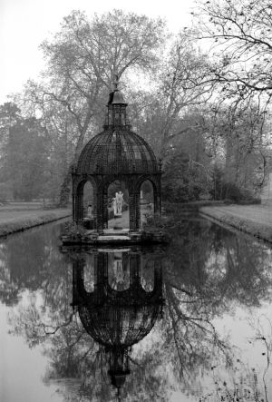 Chateau de Chantilly garden 3.jpg